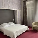 De Paris Hotel 2*