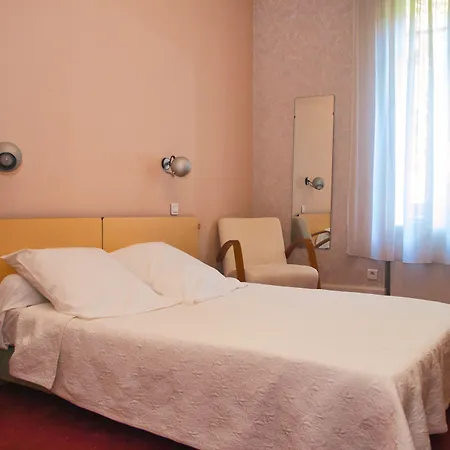 Szálloda De Paris 2*