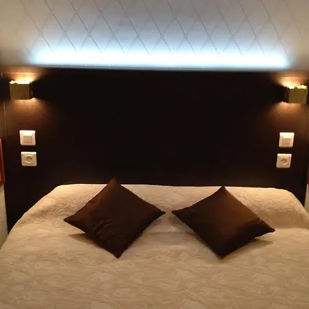 De Paris Hotel 2*